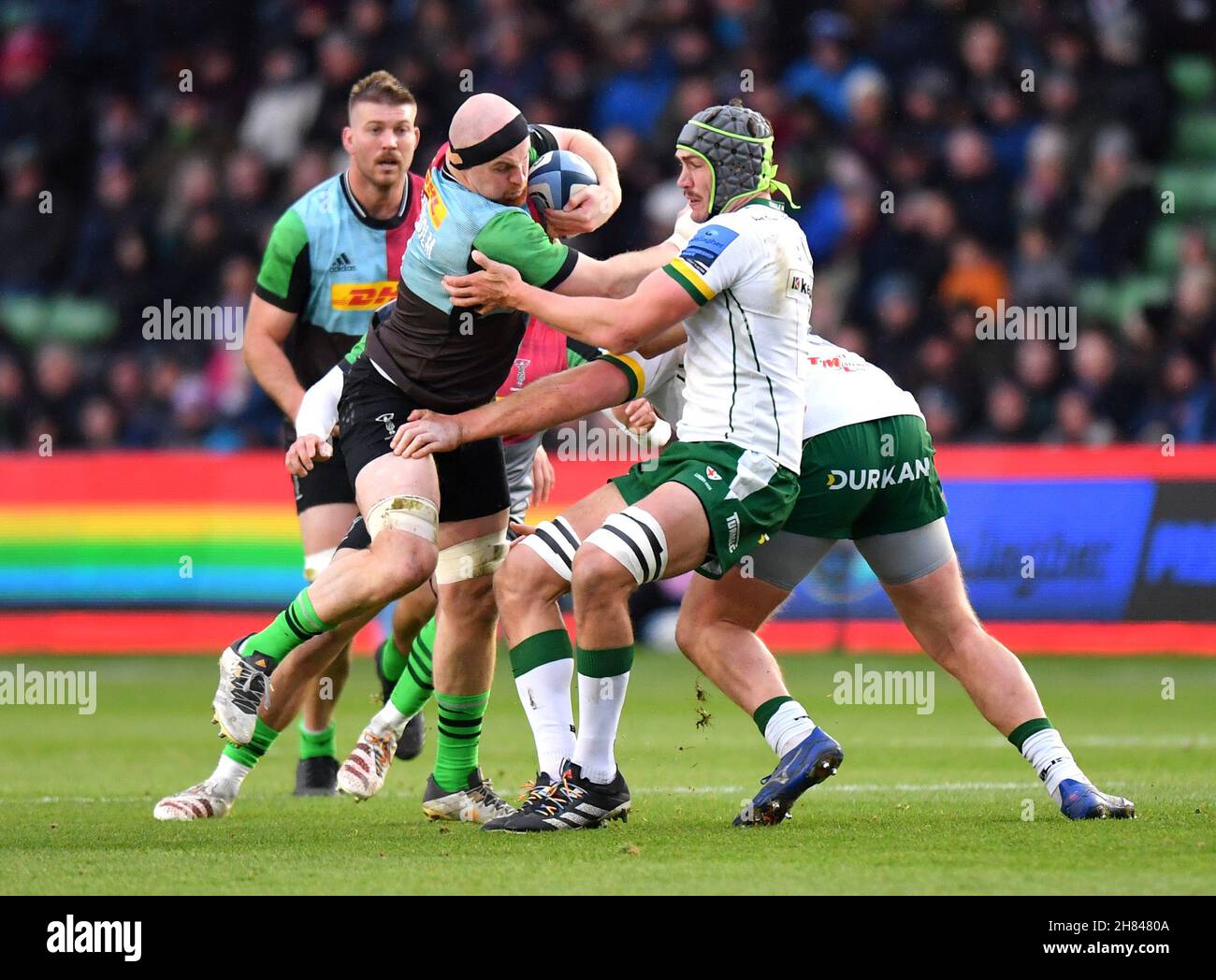 Harlequins James Chisholm wurde vom Londoner Iren Rob Simmons während des Spiels der Gallagher Premiership in Twickenham Stoop, London, angegangen. Bilddatum: Samstag, 27. November 2021. Siehe PA Story RUGBYU Harlequins. Das Foto sollte lauten: Ashley Western/PA Wire. EINSCHRÄNKUNGEN: Die Nutzung unterliegt Einschränkungen. Nur redaktionelle Verwendung, keine kommerzielle Nutzung ohne vorherige Zustimmung des Rechteinhabers. Stockfoto