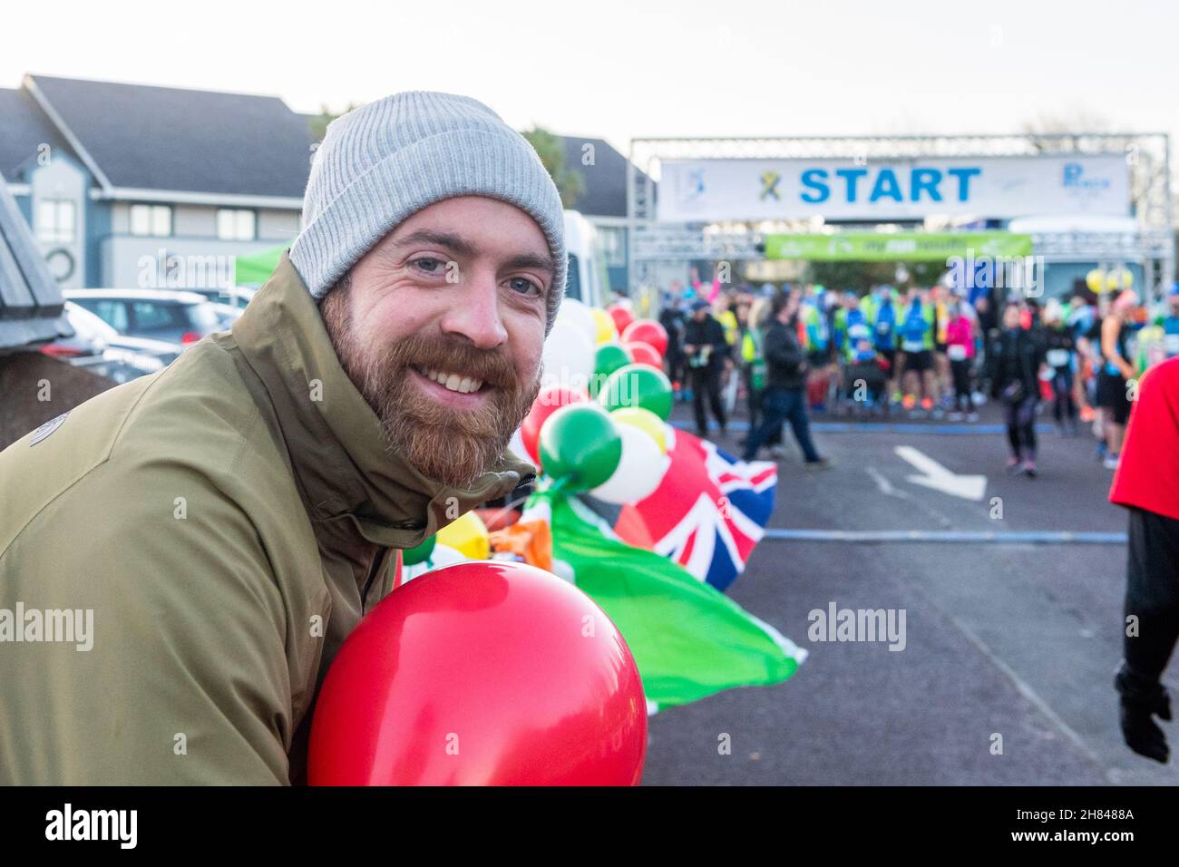 Clonakilty, West Cork, Irland. 27th. November 2021. Hunderte von Athleten starteten heute Morgen den Clonakilty Waterfront Marathon, Halbmarathon und 10K Rennen, nachdem das Rennen 2020 aufgrund von COVID-19 verschoben wurde. Fianna Fail TD Christopher O'Sullivan beobachtete den Start des Rennens. Quelle: AG News/Alamy Live News Stockfoto