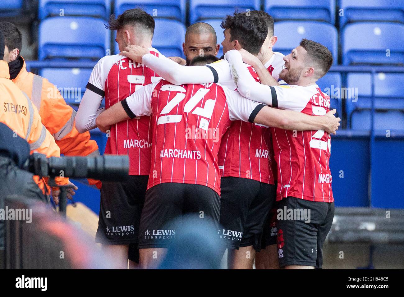 Alfie May aus Cheltenham Town feiert sein Tor mit Teamkollegen während des Spiels der EFL Sky Bet League 1 zwischen Bolton Wanderers und Cheltenham Town am 27. November 2021 im University of Bolton Stadium, Bolton, England. Foto von Mike Morese. Nur zur redaktionellen Verwendung, Lizenz für kommerzielle Nutzung erforderlich. Keine Verwendung bei Wetten, Spielen oder Veröffentlichungen einzelner Clubs/Vereine/Spieler. Kredit: UK Sports Pics Ltd/Alamy Live Nachrichten Stockfoto