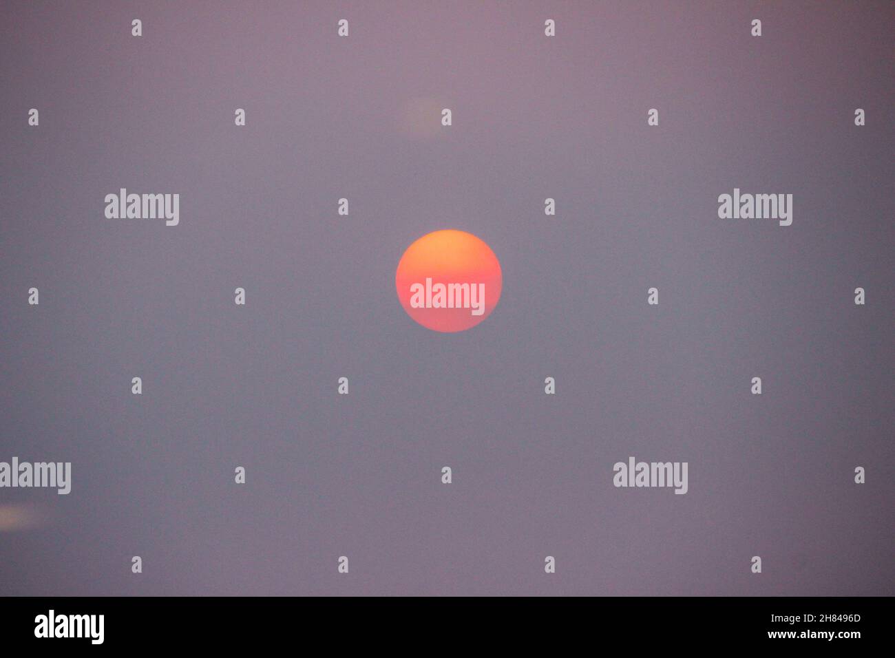 Sonnenuntergang - Sonne an einem verschwommenen Sommerabend - Retro-Gelb bis Rot Stockfoto