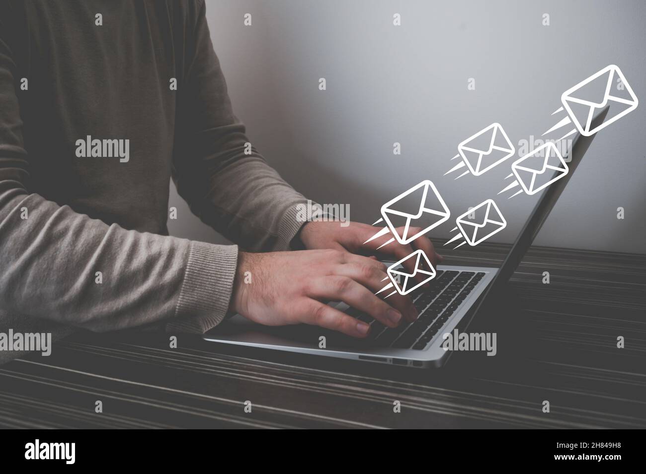 Business man Hand mit Laptop-pc mit E-Mail-Symbol, E-Mail-Konzept Stockfoto