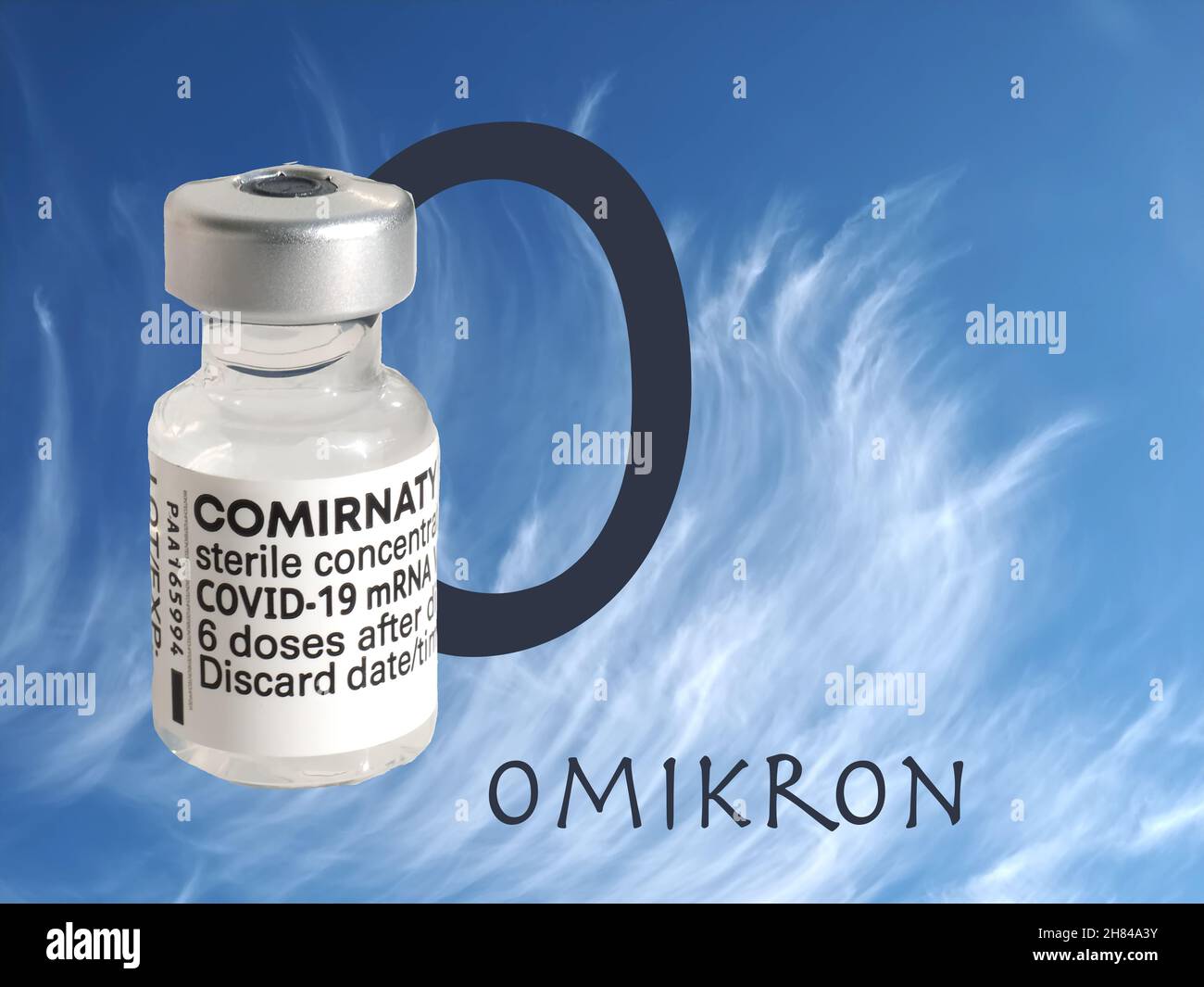 Omikron-Symbol auf bewölktem Hintergrund mit BioNTech Fizer-Impfstoff Stockfoto