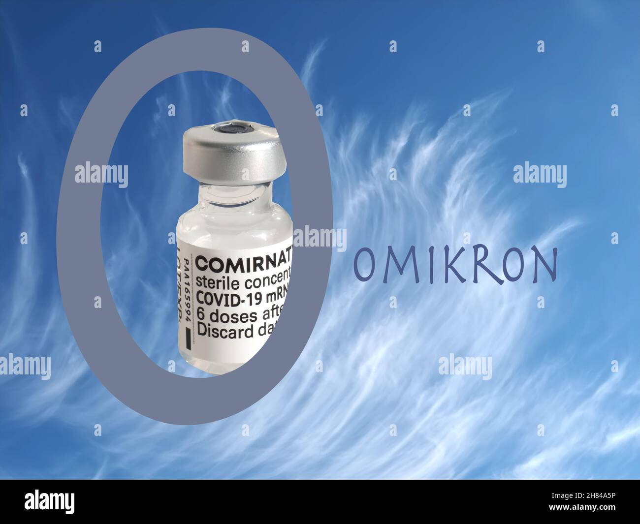 Omikron-Symbol auf bewölktem Hintergrund mit BioNTech Fizer-Impfstoff Stockfoto