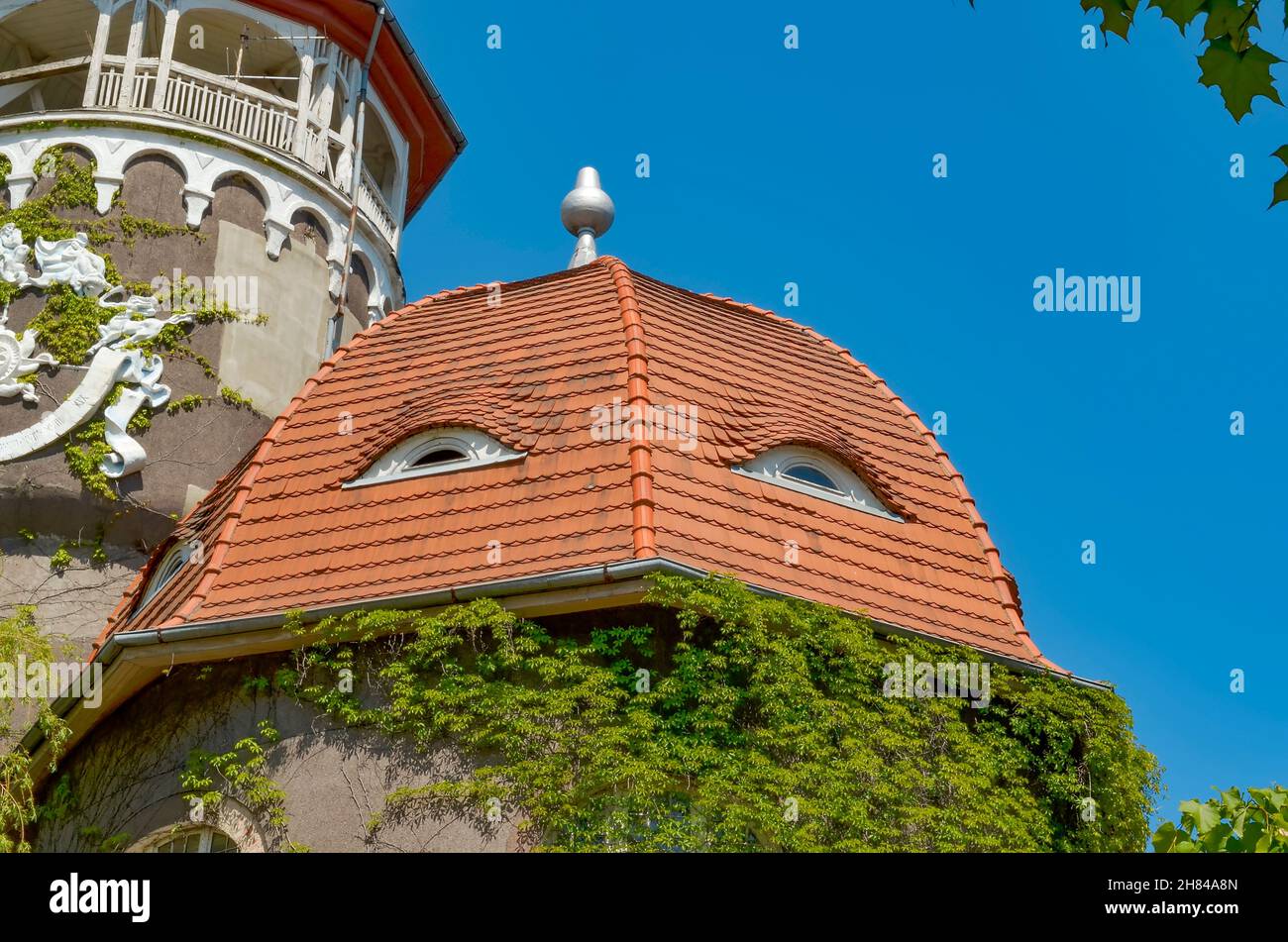 Swetlogorsk, Oblast Königsberg, Russland. Juni - 2. Balneary Gebäude mit Wasserturm. Die Dachfenster des Gebäudes sehen aus wie menschliche Augen Stockfoto