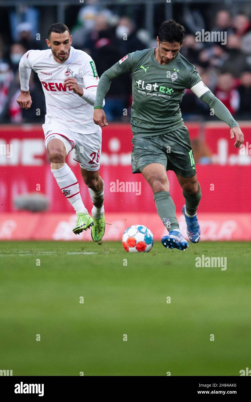 Köln, Deutschland. 27th. November 2021. Fußball: Bundesliga, 1st FC Köln - Borussia Mönchengladbach, Matchday 13, RheinEnergieStadion. Die Kölner Ellyes Skhiri (l) und Gladbachs Lars Stindl kämpfen um den Ball. Quelle: Marius Becker/dpa - WICHTIGER HINWEIS: Gemäß den Bestimmungen der DFL Deutsche Fußball Liga und/oder des DFB Deutscher Fußball-Bund ist es untersagt, im Stadion und/oder vom Spiel aufgenommene Fotos in Form von Sequenzbildern und/oder videoähnlichen Fotoserien zu verwenden oder zu verwenden./dpa/Alamy Live News Quelle: dpa Picture Alliance/Alamy Live News Stockfoto