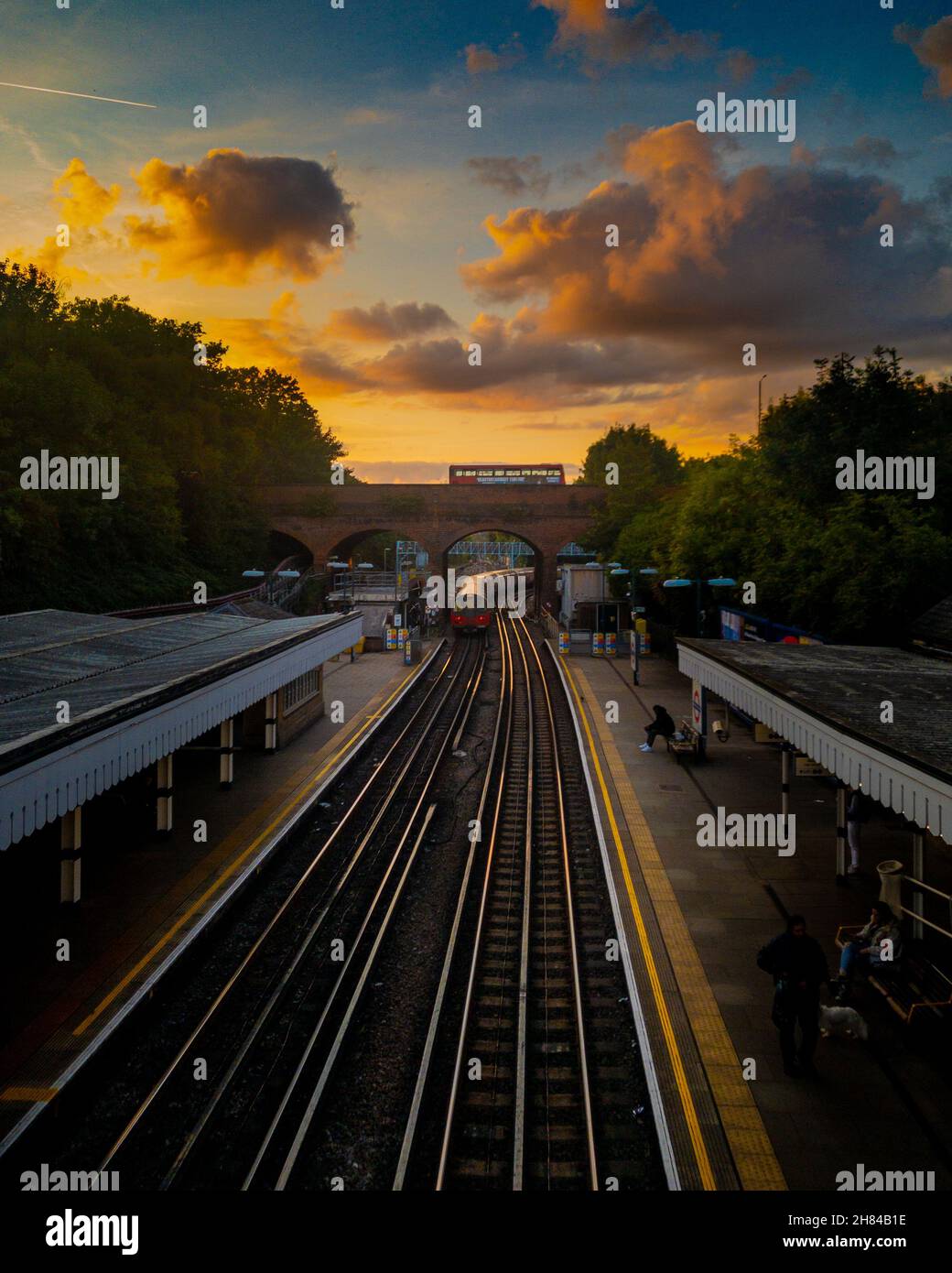 Sonnenuntergang am Bahnhof Finchley im Londoner U-Bahn-Netz im Norden Londons. Diese Station befindet sich auf der Nordlinie. Goldene Stunde Stockfoto