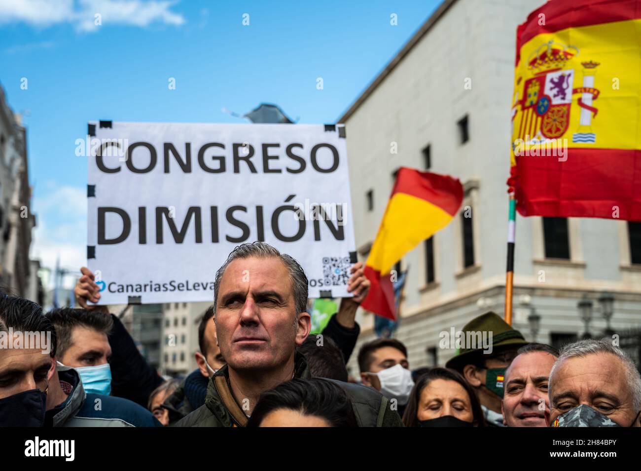 Madrid, Spanien. 27th. November 2021. Der Generalsekretär der rechtsextremen Partei VOX, Javier Ortega Smith, wird während einer Demonstration gesehen, bei der Tausende von Polizisten und Zivilschutzbeamten durch das Stadtzentrum marschieren, um gegen die Pläne der Regierung zur Reform des Bürgersicherheitsgesetzes zu protestieren, das als „Gag-Gesetz“ bekannt ist. Quelle: Marcos del Mazo/Alamy Live News Stockfoto