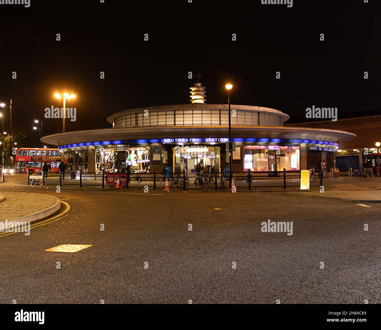 Eine Nachtaufnahme der U-Bahnstation Southgate mit der Straße im Vordergrund. Der Bahnhof ist ein Art-Deco-Bahnhof, der von Charles Holden entworfen wurde. Piccadilly-Linie Stockfoto