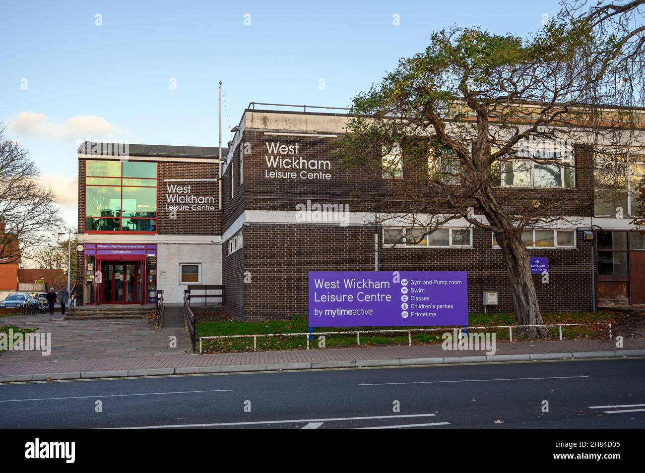 West Wickham, Kent, Großbritannien. West Wickham Freizeitzentrum am späten Nachmittag im Herbst (Herbst). Borough of Bromley im Großraum London. Stockfoto