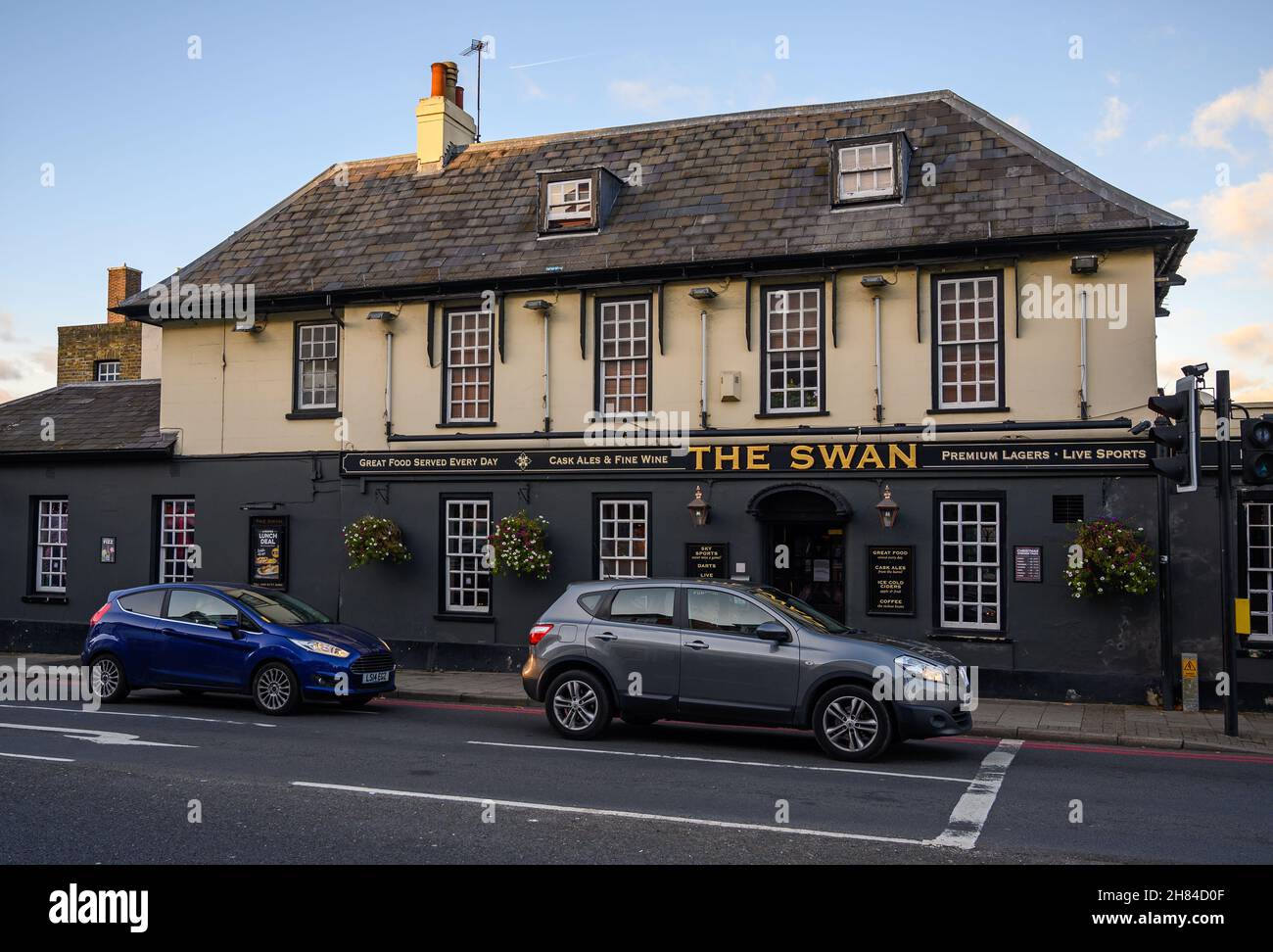 West Wickham, Kent, Großbritannien. Das Swan ist ein öffentliches Haus (Pub) in der West Wickham High Street. Borough of Bromley im Großraum London. Stockfoto