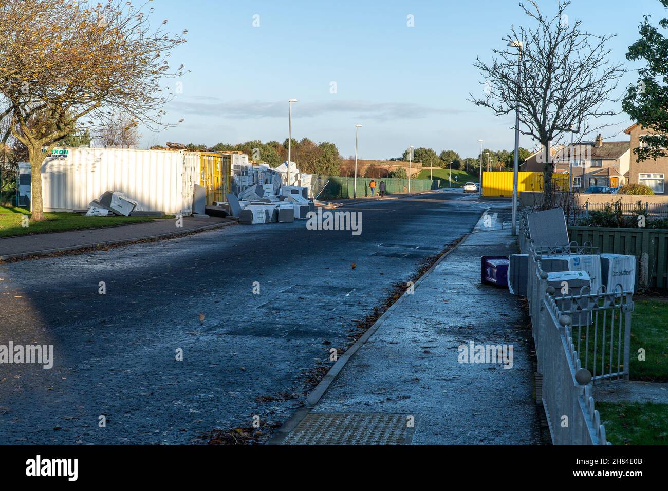 Montrose, Angus, Schottland, Großbritannien Wetter 27th. Nov 2021: Die Nachwirkungen des Sturms Arwen, der an der Ostküste Schottlands mit 90mph Winden stürzten sah, die Bäume entwurzelten, Straßensperrungen, Telekommunikations- und Stromkabel aus Befestigungen gerissen, allgemeine Zerstörung und widrige Fahrbedingungen für Pendler sahen. Kredit: Barry Nixon/Alamy Live Nachrichten Stockfoto