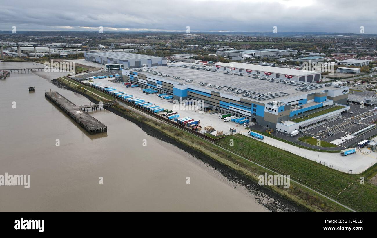 Das Amazon Lagerhaus-Versandzentrum Dartford hat gerade die britische Luftdrohne Kent eröffnet, die über der Themse Kent gedreht wurde Stockfoto