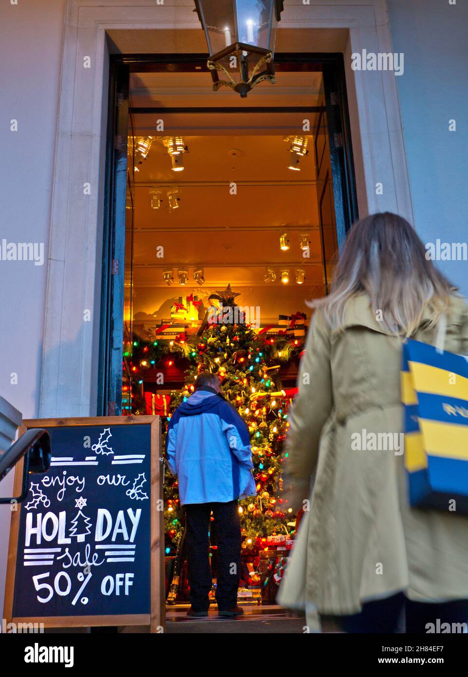 Covent Garden Weihnachtsverkäufe 50% Rabatt auf Einzelhandel Depression Weihnachtseinkäufe Saison . Frühzeitige Umsatzreduzierungen vor Weihnachten, um eine sehr schwierige volatile Handelssaison anzuregen London UK Stockfoto