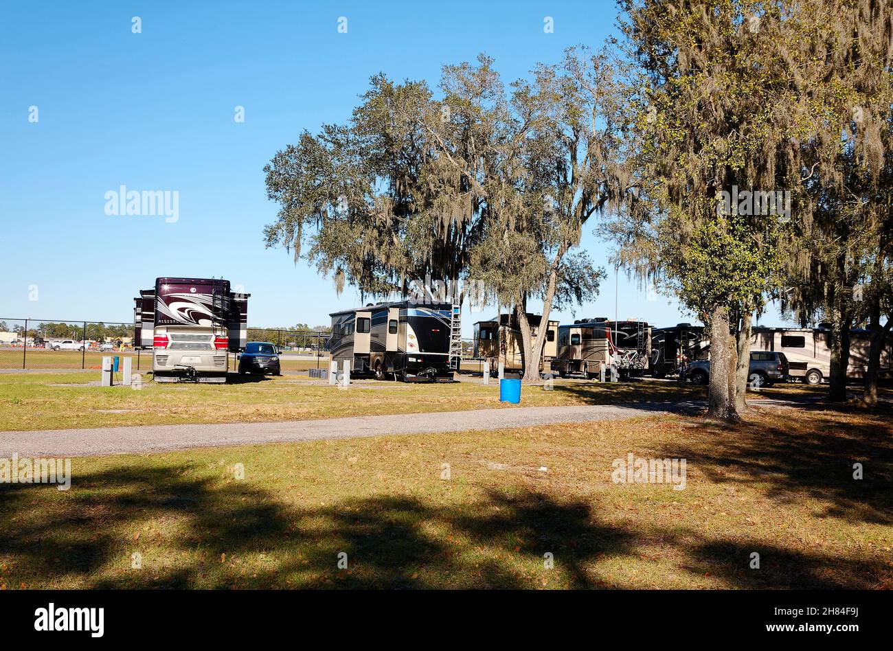 Sun 'n Fun; Campingplatz; geparkte Klasse-A-Wohnmobile; Freizeitfahrzeuge; Wohnmobil; Freizeit, Reisen, Florida; Lakeland; FL; Winter Stockfoto