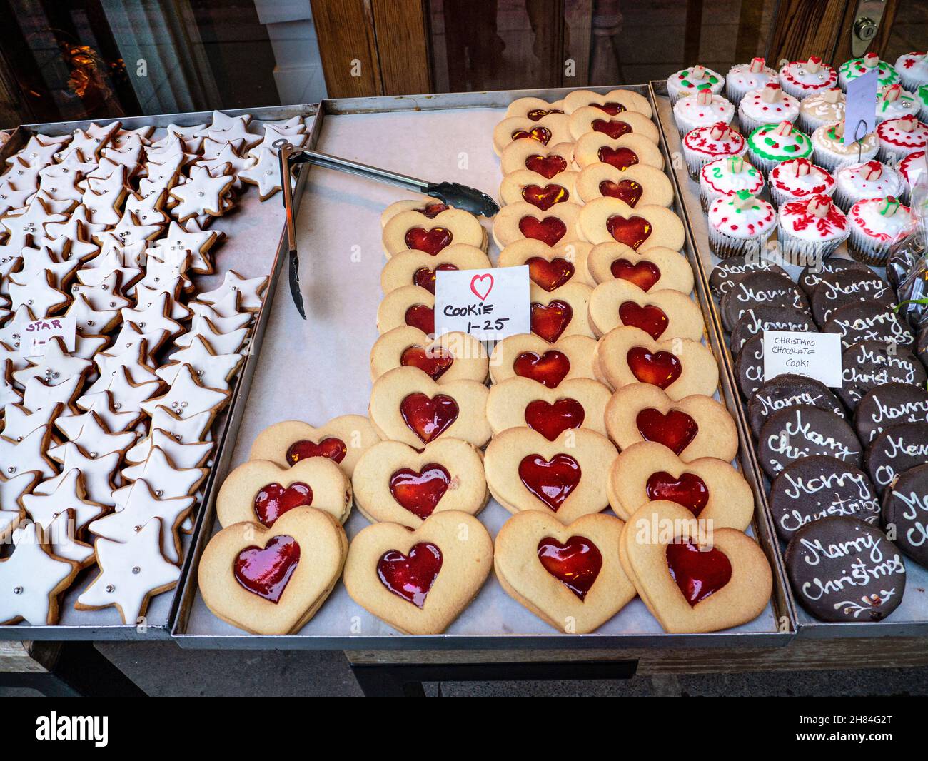 WEIHNACHTSKEKSE CUPCAKES KEKSE MARMELADE HERZEN BOROUGH MARKET STALL herzförmige 'Love'-Kekse zum Verkauf auf dem Borough Market, einem beliebten Lebensmitteleinzelhandelsmarkt in Southwark London Stockfoto