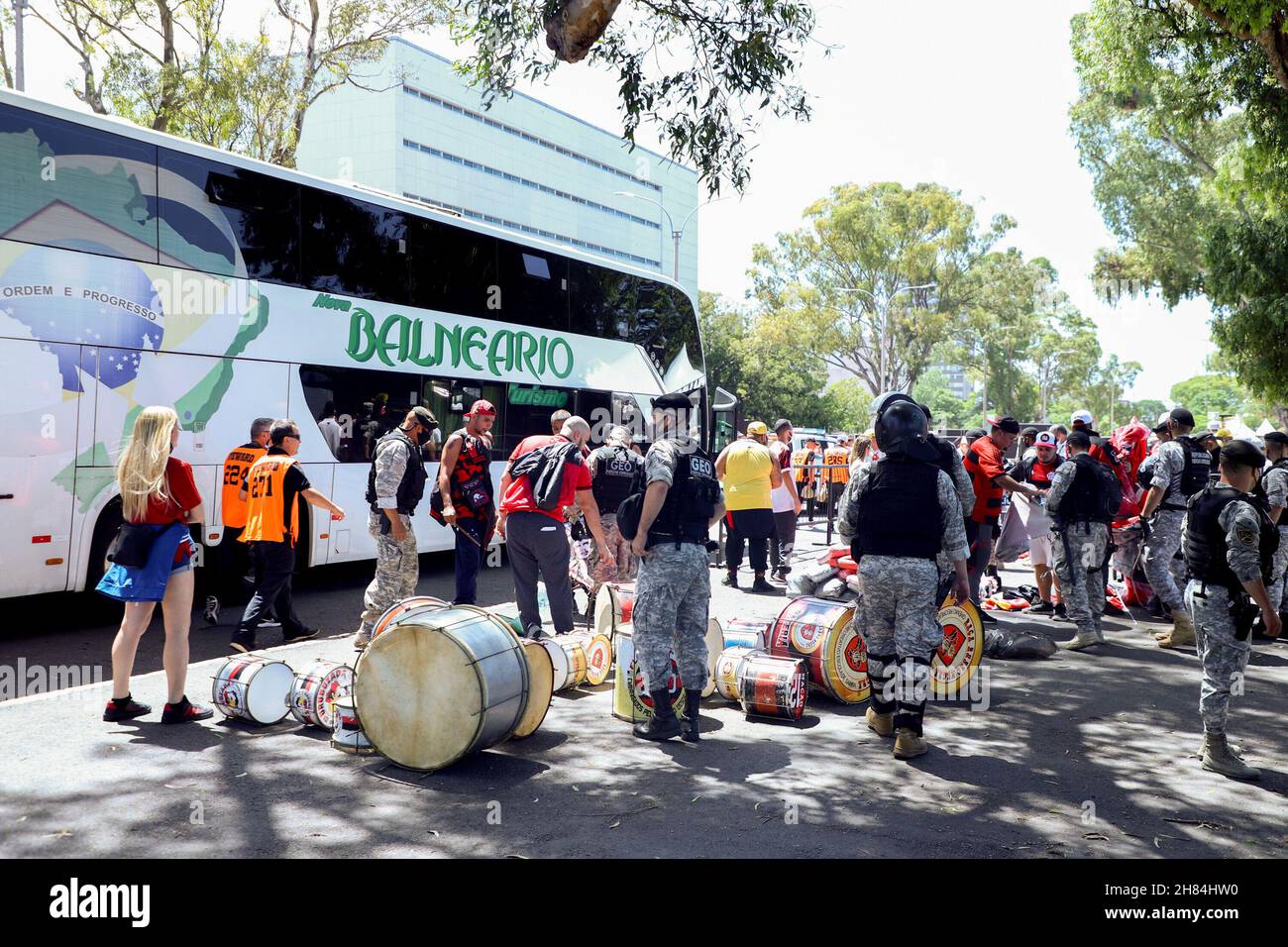 Montevideo, Uruguai, USA. 27th. November 2021. CONMEBOL Libertadores Finale: Palmeiras und Flamengo. 27. November, Montevideo, Uruguay: Bewegung der Flamengo-Fans am Eingang des Centenario-Stadions in Montevideo, Uruguay, das am Samstag (27) das Finale des CONMEBOL Libertadores zwischen Palmeiras und Flamengo veranstaltet. Bild: Leco Viana/TheNews2 (Bild: © Leco Viana/TheNEWS2 via ZUMA Press Wire) Stockfoto