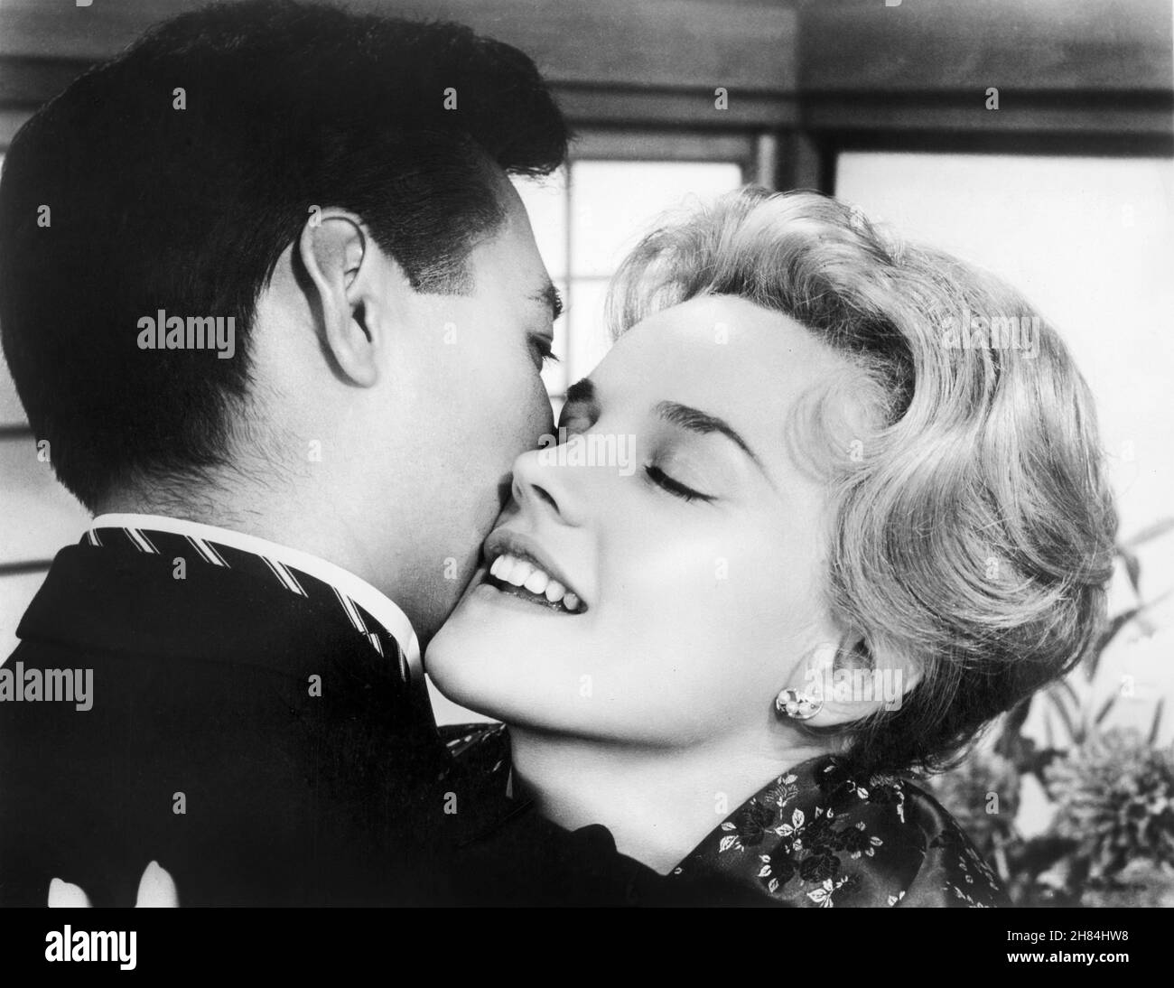 Carroll Baker, James Shigeta, am Set des Films, „Bridge to the Sun“, MGM, 1961 Stockfoto