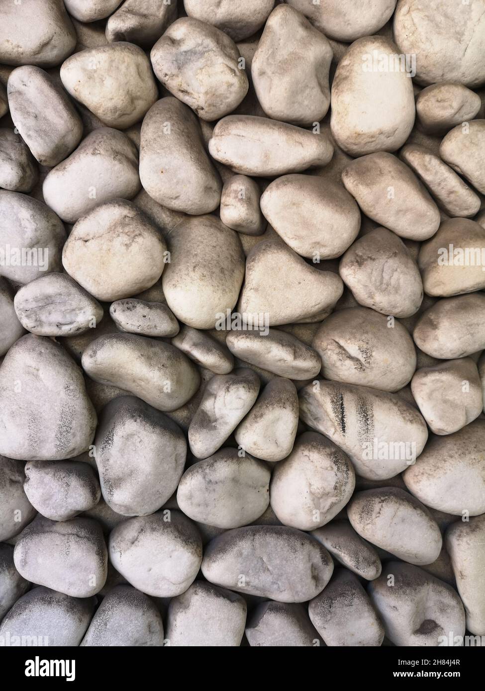 Eine mit Steinen bedeckte Außenwand Stockfoto