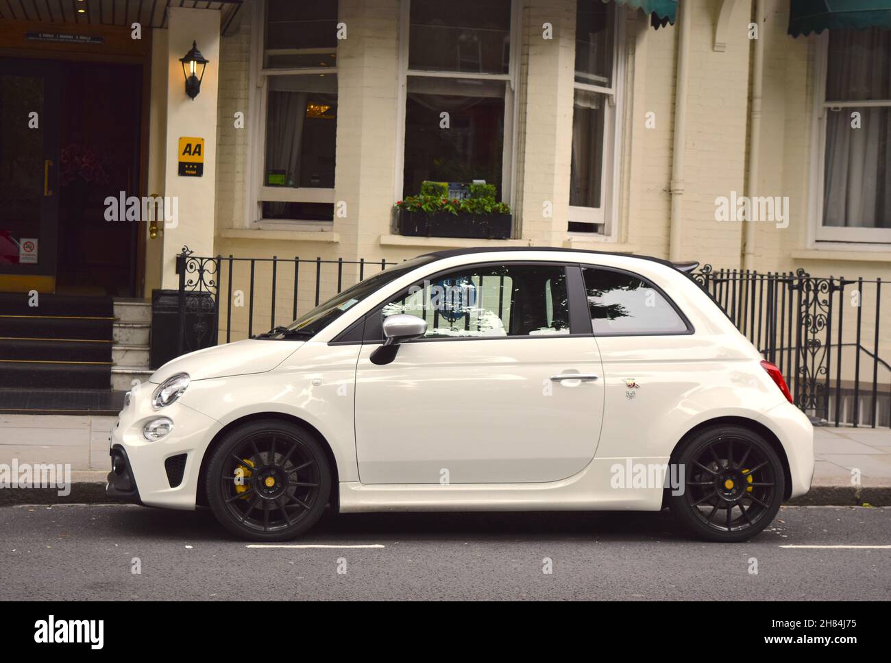 Weißes Fiat-Auto in London, Großbritannien, geparkt. Stockfoto