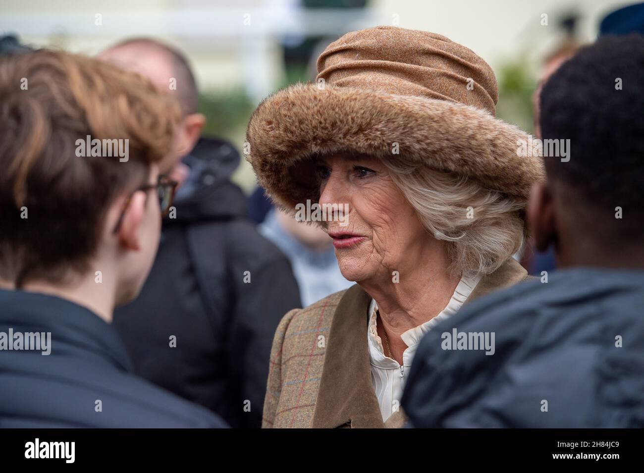 Ascot, Bergen, Großbritannien. 20th. November 2021. Camilla, Herzogin von Cornwall und Präsidentin des Ebony Horse Clubs in Brixton, kommt im Parade Ring an, um mit Jugendlichen des Ebony Horse Clubs zu plaudern, der jungen Menschen hilft, Reiten zu lernen und ihnen Selbstvertrauen zu geben. Nach dem Ebony Horse Club Novices' Limited Handicap Steeple wurde Chase von Jockey Bryony Frost auf Pferd Jeremy Pass gewonnen. Quelle: Maureen McLean/Alamy Stockfoto