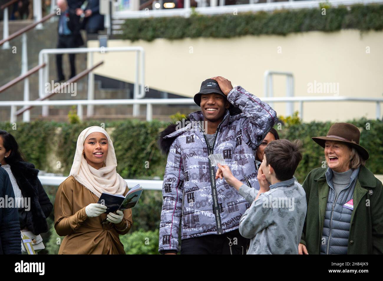 Ascot, Bergen, Großbritannien. 20th. November 2021. Khadijah Mellah aus Brixton, der als erster Jockey mit einem Hijab Geschichte geschrieben hat, um in einem britischen Wettkampfrennen zu gewinnen, beobachtet die Limited Handicap Steeple Chase der Ebony Horse Club-Anfänger zusammen mit Mikhi Fearon (Mitte) vom Ebony Horse Club zusammen mit Lady Steel (rechts).Quelle: Maureen McLean/Alamy Stockfoto