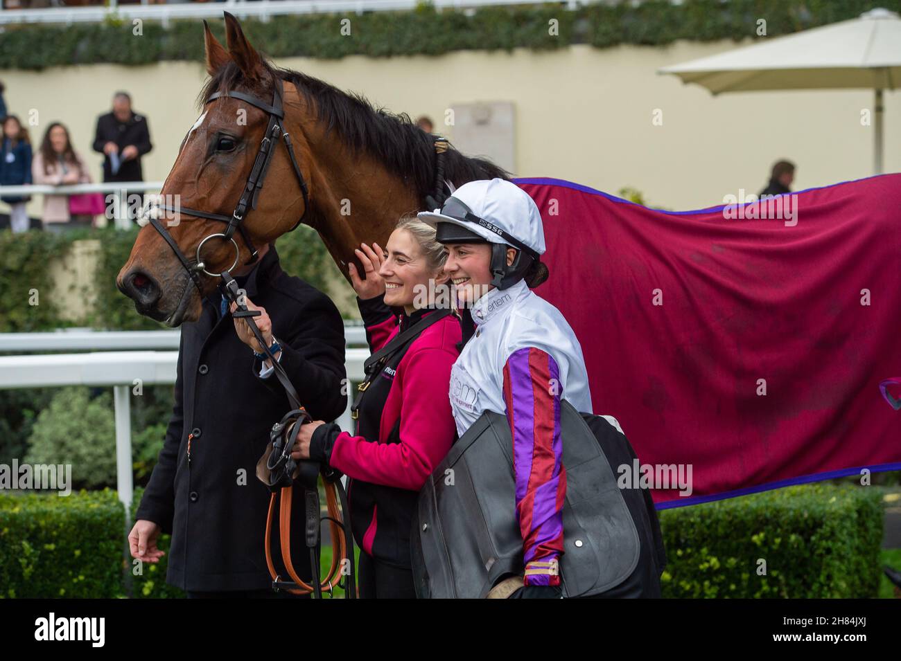 Ascot, Bergen, Großbritannien. 20th. November 2021. Jockey Bryony Frost und Pferd Jeremy Pass Gewinner der Ebony Horse Club Novices’ Limited Handicap Steeple Chase. Besitzer John und Jess Dance. Trainer Paul Nicholls, Ditcheat. Züchter D J Fitzpatrick. Sponsor Vertem Asset Management Credit: Maureen McLean/Alamy Stockfoto