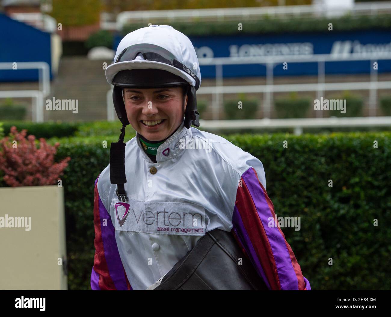 Ascot, Bergen, Großbritannien. 20th. November 2021. Jockey Bryony Frost und Pferd Jeremy Pass Gewinner der Ebony Horse Club Novices’ Limited Handicap Steeple Chase. Besitzer John und Jess Dance. Trainer Paul Nicholls, Ditcheat. Züchter D J Fitzpatrick. Sponsor Vertem Asset Management Credit: Maureen McLean/Alamy Stockfoto