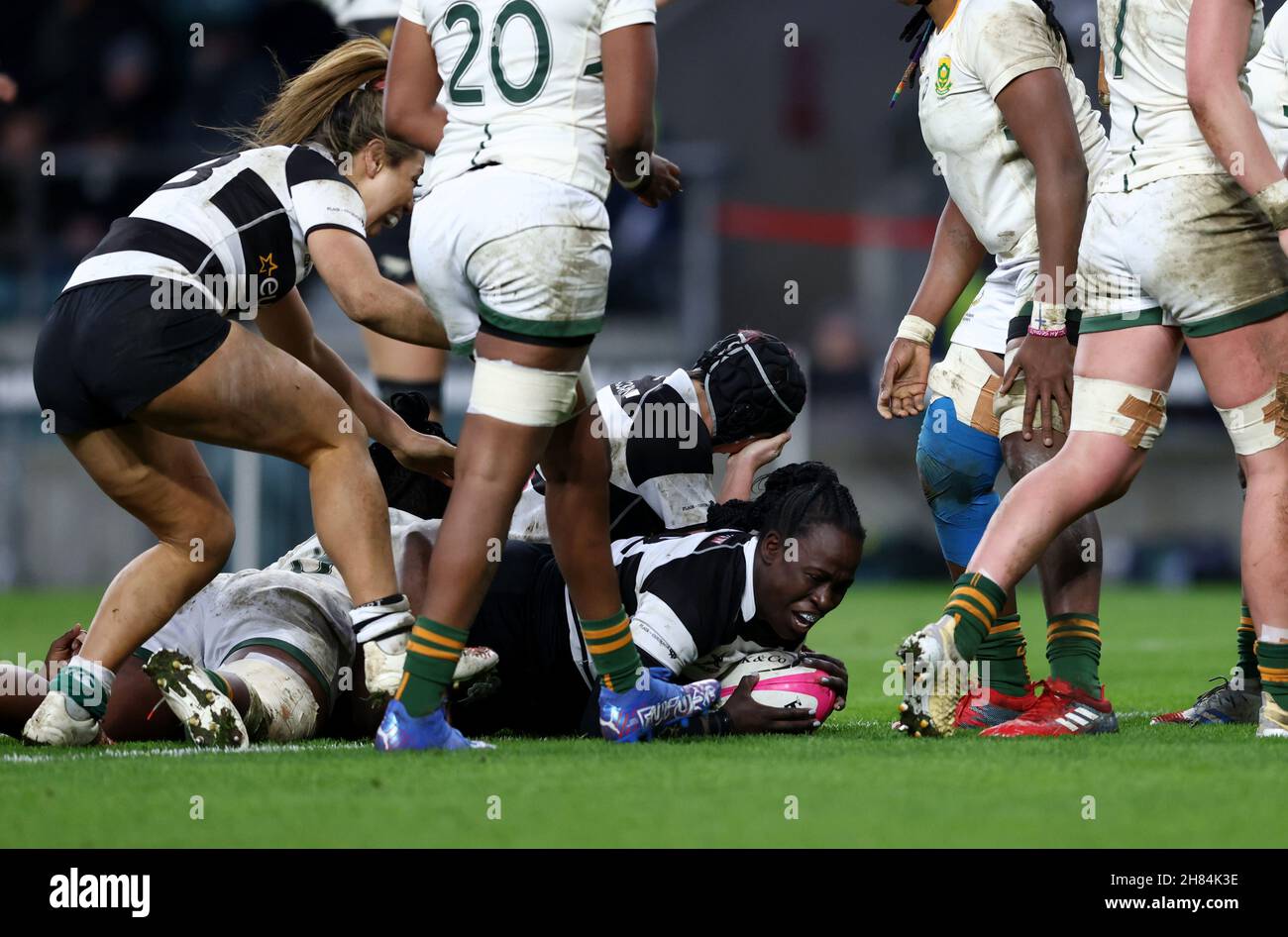 London, England, 27th. November 2021, Rugby Union, Killik Cup, Barbaren Women gegen Südafrika Women, Twickenham, 2021, 27/11/2021 Simi Pam von Barbaren erzielt ihren neunten Versuch Credit:Paul Harding/Alamy Live News Stockfoto