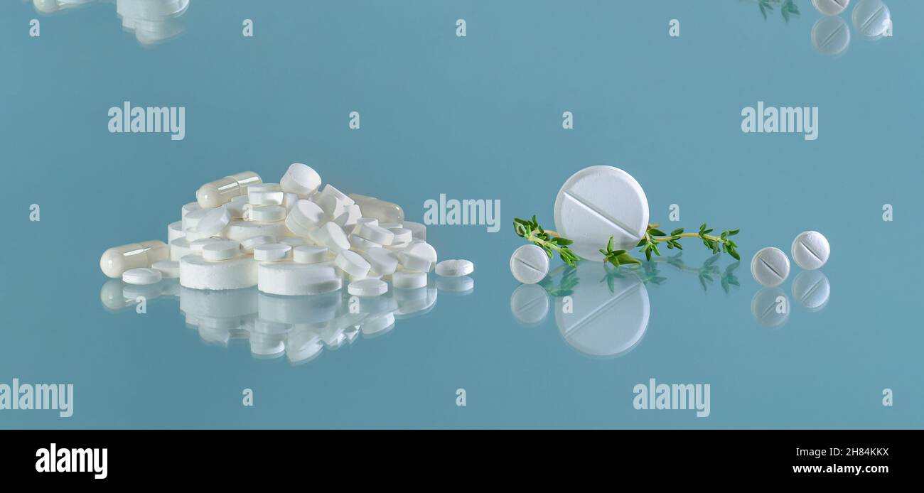 Tabletten mit einem Stab einer Heilpflanze. Berg Pillen und Rollen. Stockfoto