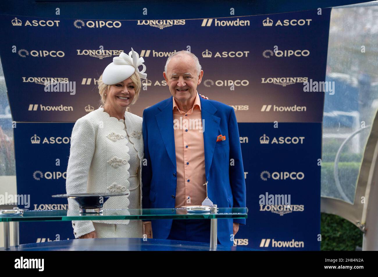 Ascot, Bergen, Großbritannien. 20th. November 2021. Michael und Joanne Burke präsentierten die Siegerverbindungen für den Chanelle Pharma 1965 Steeple Chase (Klasse 1) (Klasse 2) auf der Ascot Racecourse. Das Rennen gewann das Pferd LostInTranslation unter Brendan Powell. Michael und Joanne Burke sind die Eltern von Lady Chanelle McCoy, der Ehefrau von Sir A P McCoy. Quelle: Maureen McLean/Alamy Stockfoto