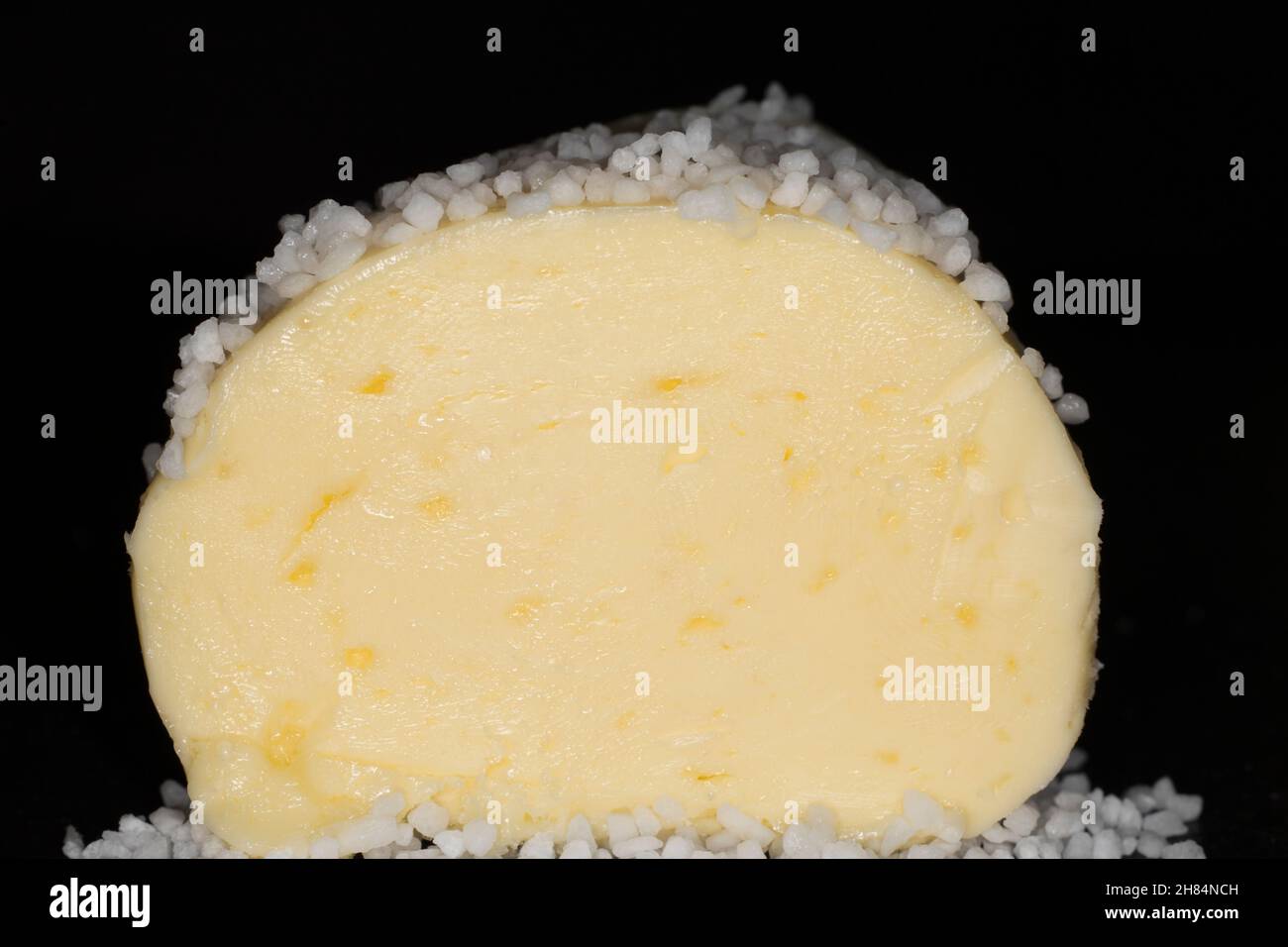 Butter mit grobem Meersalz Stockfoto