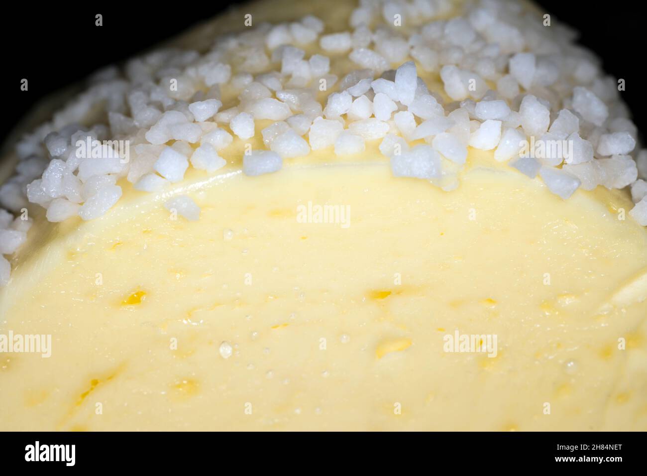 Butter mit grobem Meersalz Stockfoto