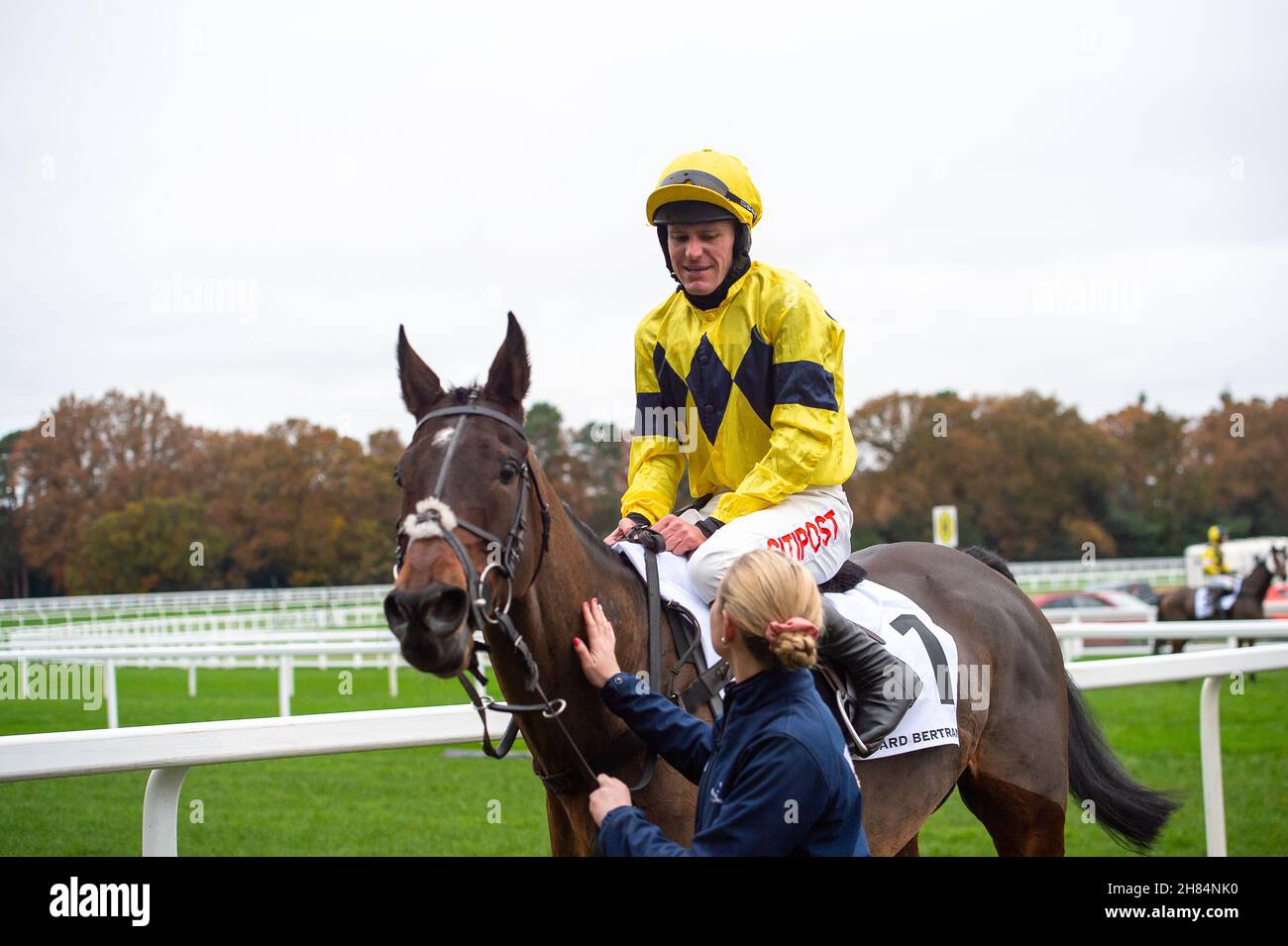 Ascot, Bergen, Großbritannien. 20th. November 2021. Jockey Nick Scholfield auf dem Pferd Sky Pirate nach dem Rennen im Gerard Bertrand Hurst Park Handicap Steeple Chase in Ascot. Quelle: Maureen McLean/Alamy Stockfoto