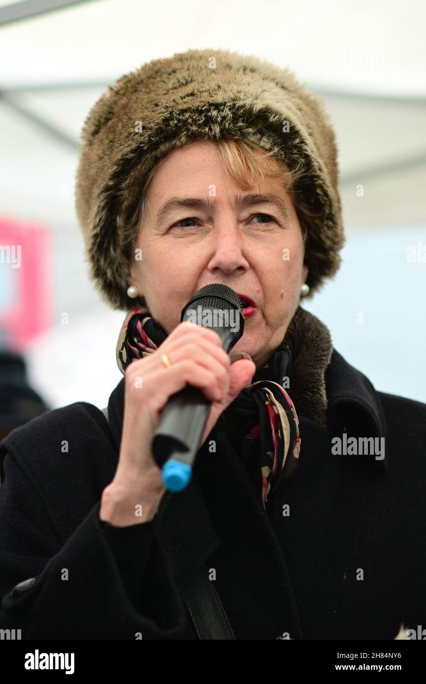 Sprecher Kate Hudson von der Anti-Atomrallye der CND, No to New Cold war - Stop Racism - Stop Asian Hate, Chinatown London am 27th. November 2021. Stockfoto