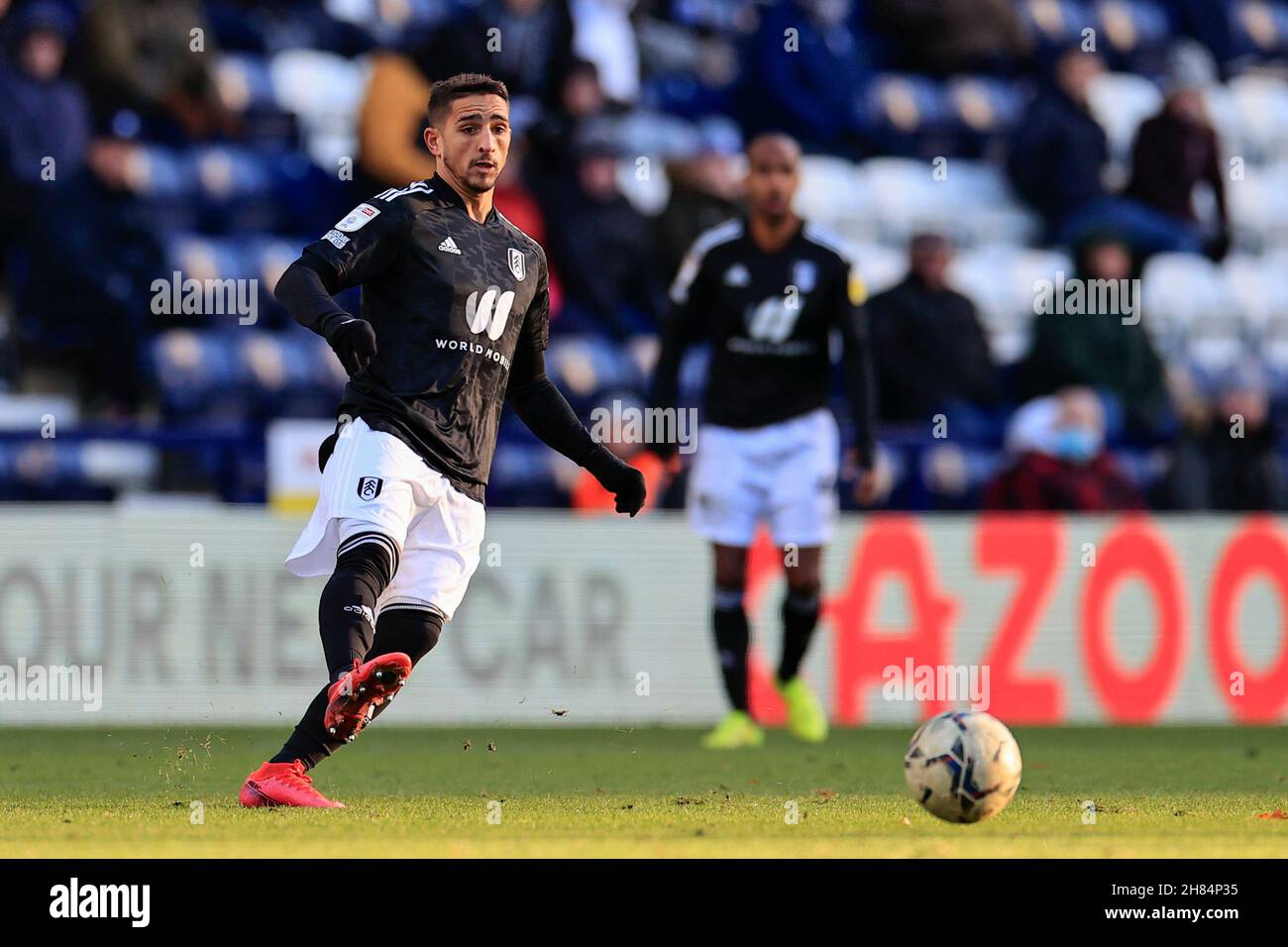 Preston, Großbritannien. 27th. November 2021. Anthony Knockaert #11 von Fulham übergibt den Ball in Preston, Vereinigtes Königreich am 11/27/2021. (Foto von Conor Molloy/News Images/Sipa USA) Quelle: SIPA USA/Alamy Live News Stockfoto