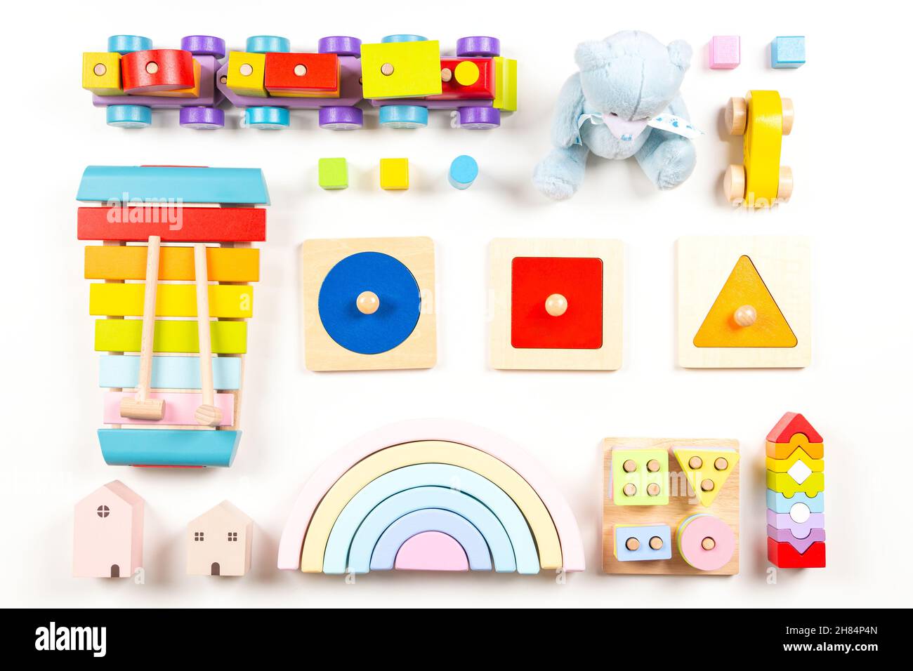 Baby Kinder Spielzeug Hintergrund. Bunte pädagogische hölzerne und flauschige Spielzeuge für Kinder auf weißem Hintergrund angeordnet. Draufsicht, flach liegend Stockfoto