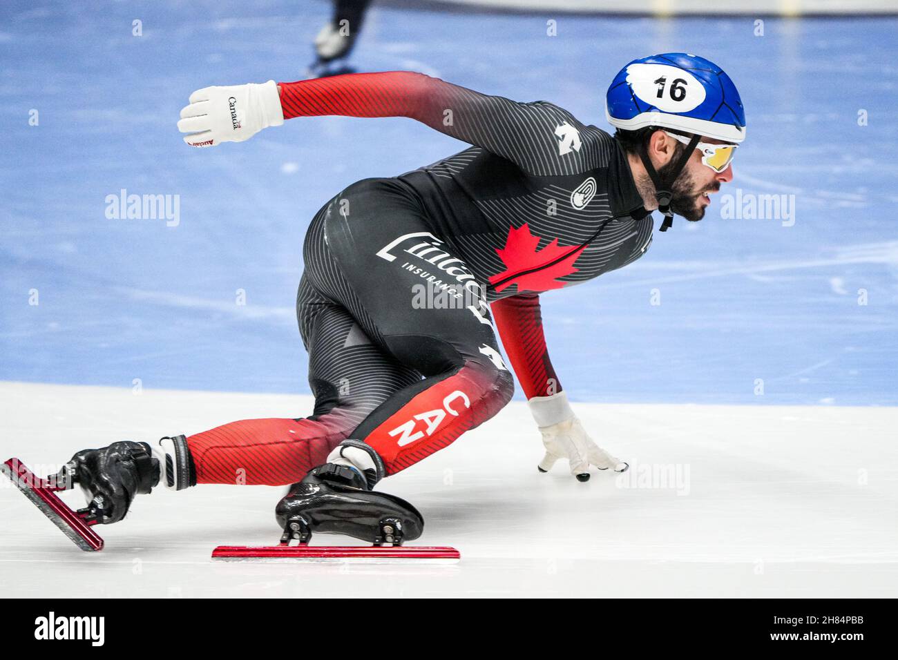 DORDRECHT, NIEDERLANDE - 27. NOVEMBER: Steven Dubois aus Kanada tritt am 27. November 2021 auf dem Optisport Sportboulevard in Dordrecht, Niederlande, beim ISU World Cup Short Track Speed Skating Dordrecht an (Foto: Douwe Bijlsma/Orange Picches) Stockfoto