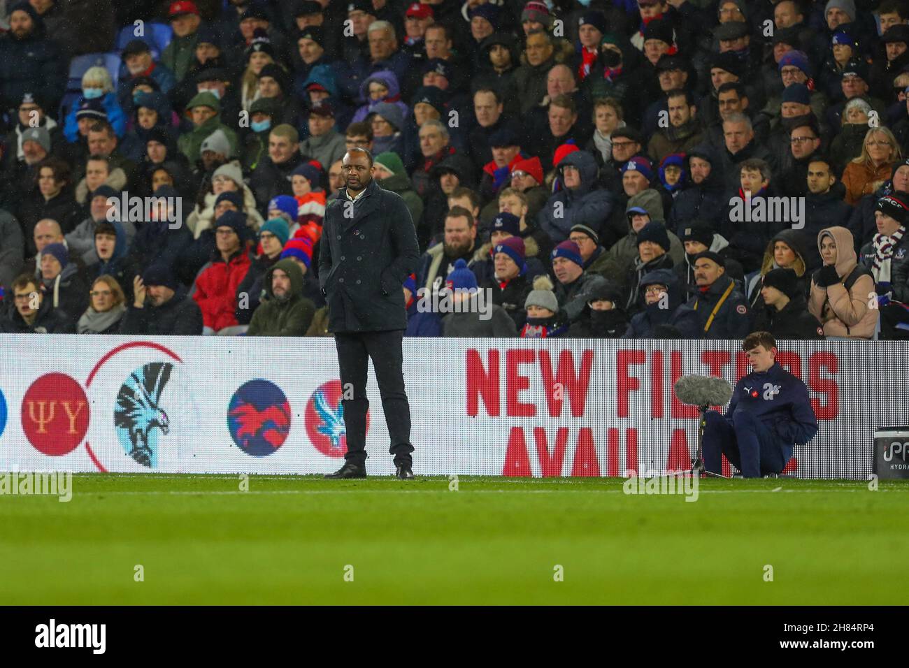 27th. November 2021; Selhurst Park, Crystal Palace, London, England; Premier League Football, Crystal Palace versus Aston Villa: Crystal Palace Manager Patrick Vieira im technischen Bereich. Stockfoto