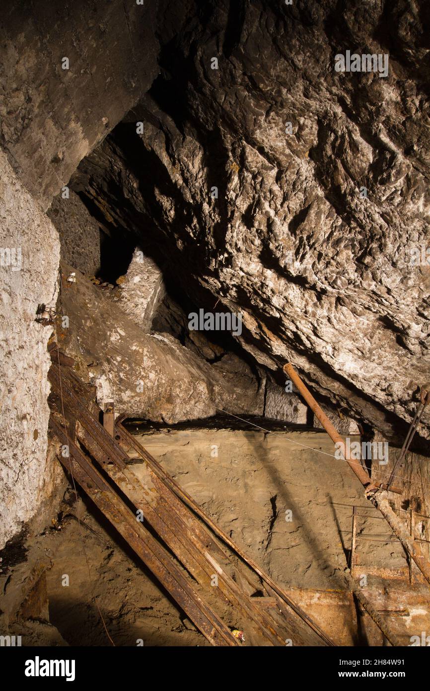 Schöpfer Mine in Štiavnica-Gebirge, Slowakei. Oberer Eingang in einen ehemaligen Abwärtsstollen, der nicht an die Oberfläche gelangt. Stockfoto