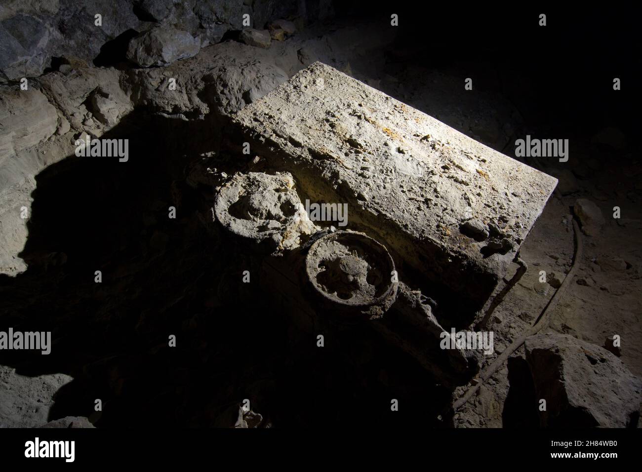 Schöpfer Mine in Štiavnica-Gebirge, Slowakei. Ein altes, unbenutztes, rostig und beschädigtes Minecart liegt auf der Seite. Stockfoto