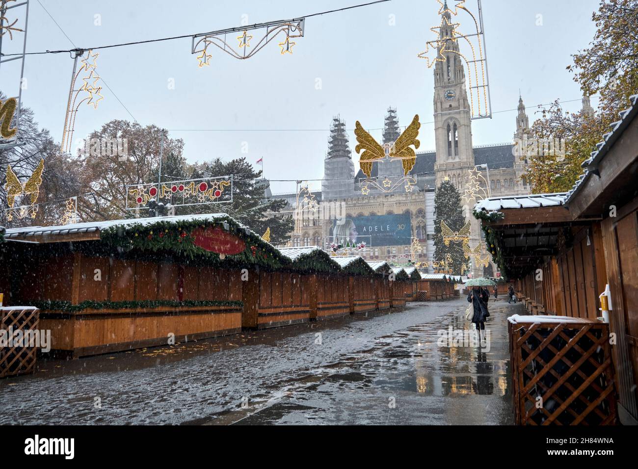 Der berühmte Weihnachtsmarkt in der Nähe des Wiener Rathauses ist im Winter 2021 wegen einer Covid 19-Sperre an einem verschneiten Tag geschlossen. Stockfoto