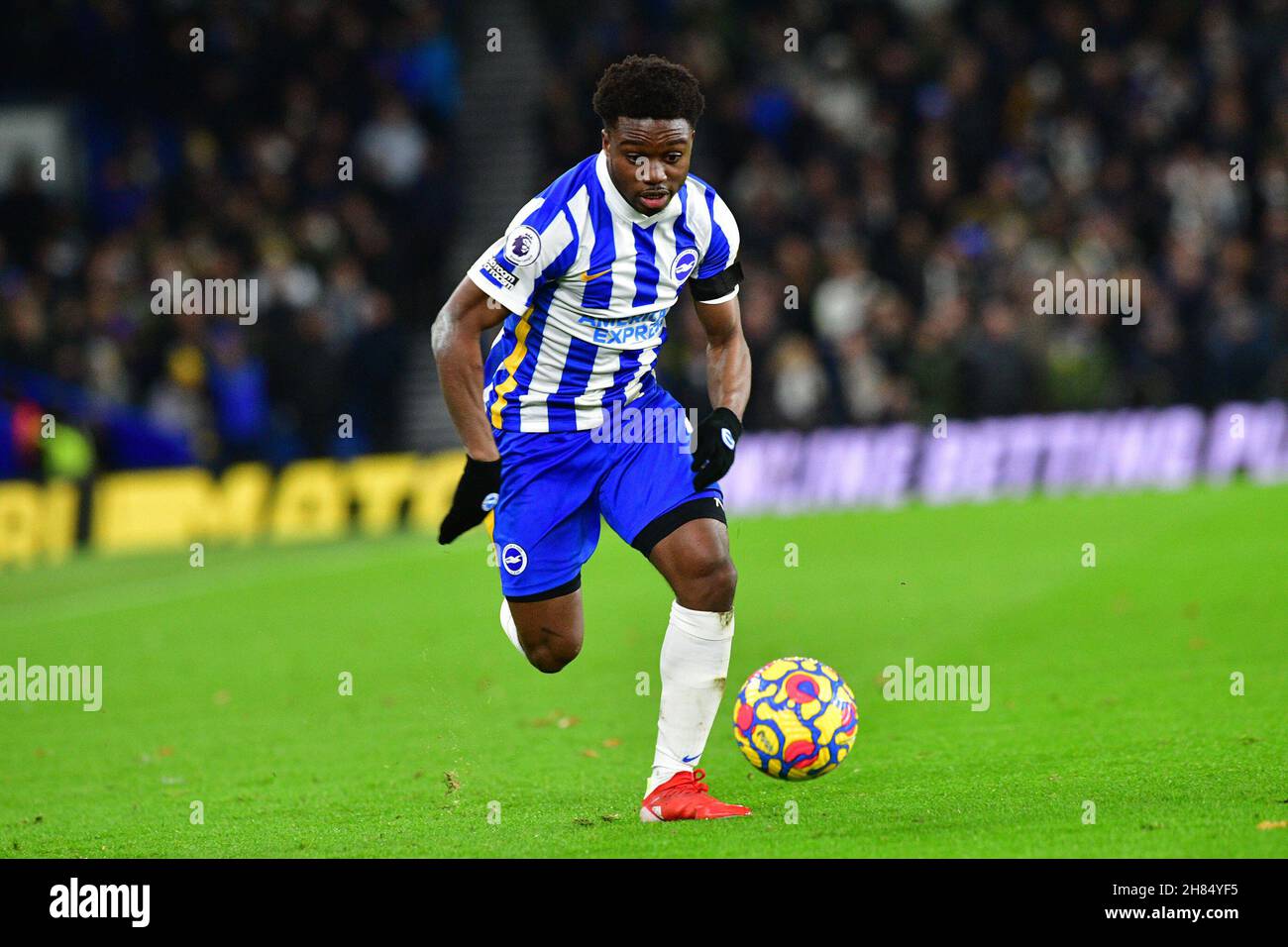 Brighton, Großbritannien. 27th. November 2021. Tariq Lamptey von Brighton und Hove Albion läuft mit dem Ball während des Premier League-Spiels zwischen Brighton & Hove Albion und Leeds United am 27th 2021. November beim Amex in Brighton, England. (Foto von Jeff Mood/phcimages.com) Quelle: PHC Images/Alamy Live News Stockfoto