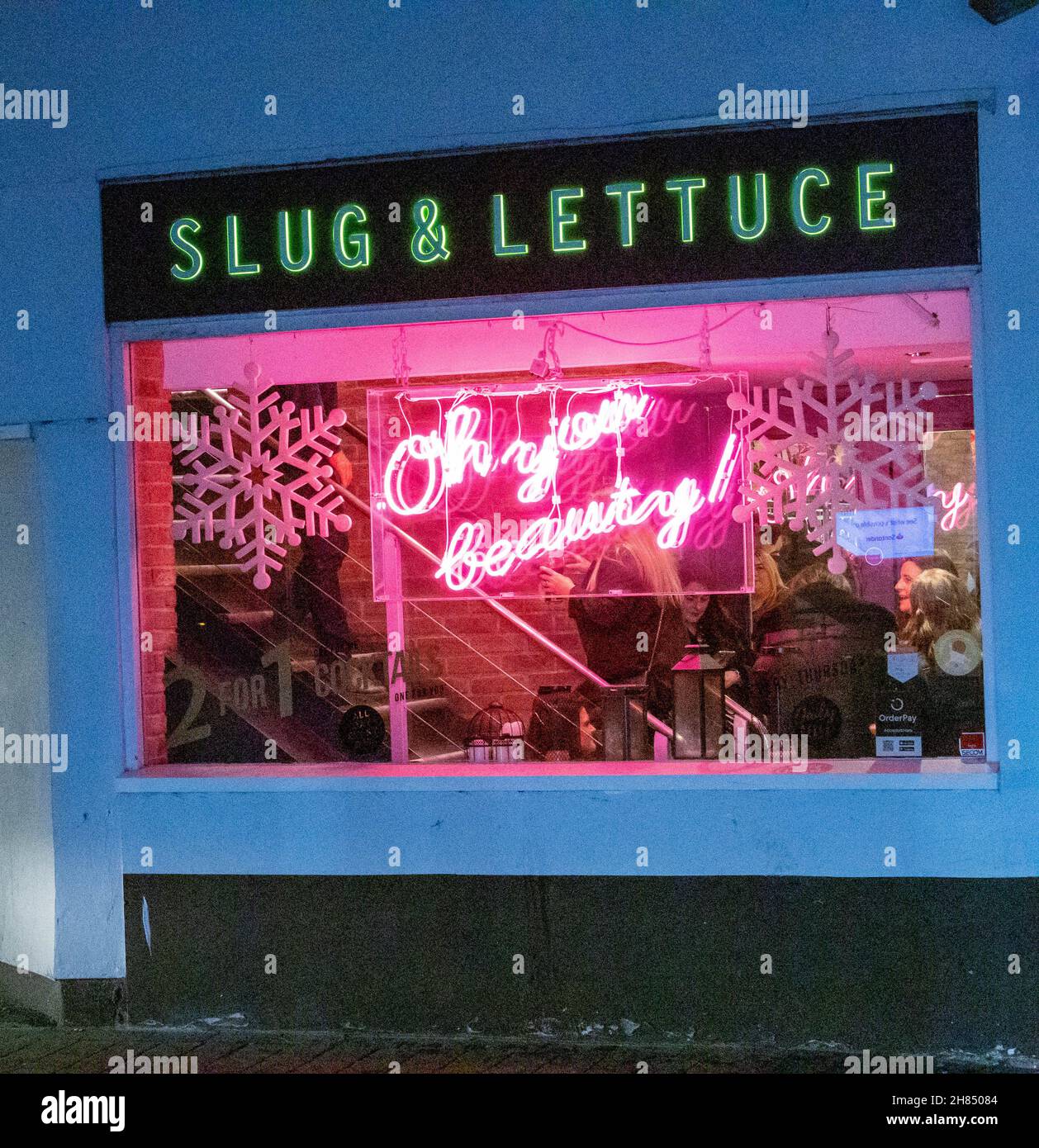 Brentwood, Großbritannien. 27th. November 2021. Brentwood Essex 27th Nov. 2021 Brentwood High Street und Umgebung als Covid-19-Variante des Konzerns (B 1,1.529), Omicron, wurde in Brentwood Essex identifiziert die Regierung hat bekannt gegeben Kredit: Ian Davidson/Alamy Live News Stockfoto