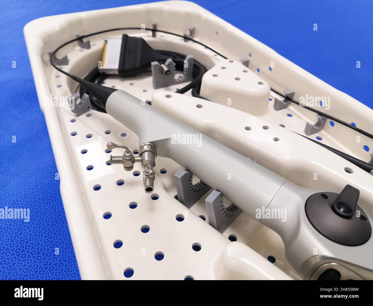 Nahaufnahme Des Urologischen Op-Scopes Flexibles Harnleiteroskop In Der Sterilisationsschale. Selektiver Fokus Stockfoto