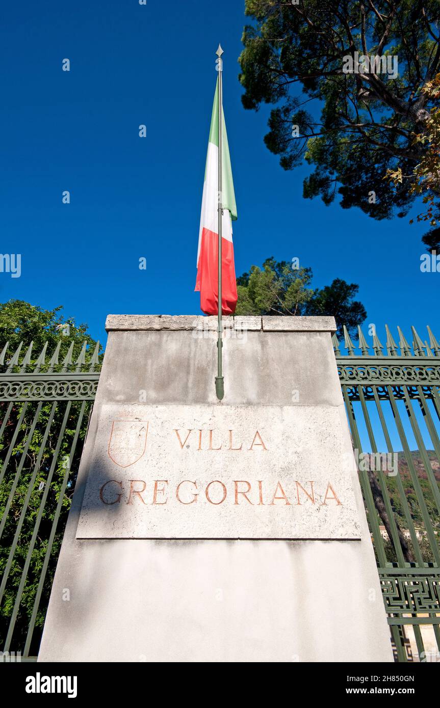 Steinschild am Eingang der Villa Gregoriana, Tivoli, Latium, Italien Stockfoto