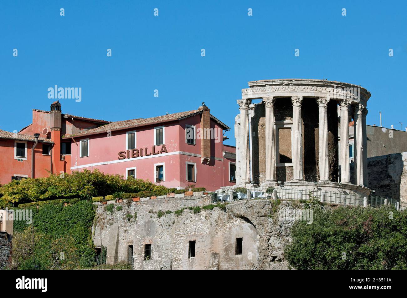 Ruinen des Tempels von Vesta (2nd Jahrhundert v. Chr.) und das nächste Restaurant Sibilla (1720), Villa Gregoriana, Tivoli, Latium, Italien Stockfoto