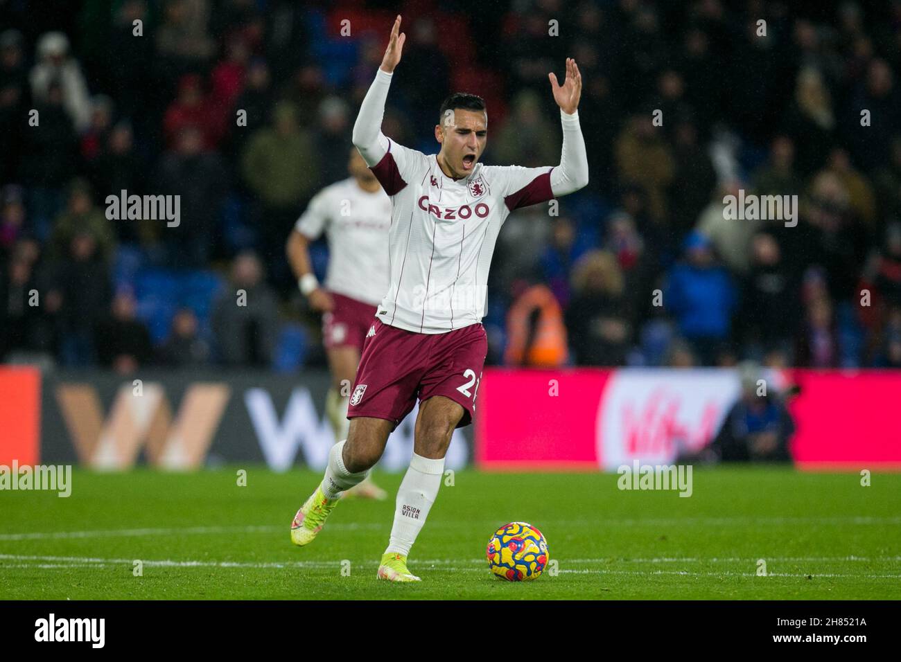 LONDON, GBR. NOV 27th Anwar El Ghazi von der Aston Villa /Gesten während des Premier League-Spiels zwischen Crystal Palace und Aston Villa im Selhurst Park, London am Samstag, 27th. November 2021. (Kredit: Federico Maranesi | MI Nachrichten) Kredit: MI Nachrichten & Sport /Alamy Live Nachrichten Stockfoto