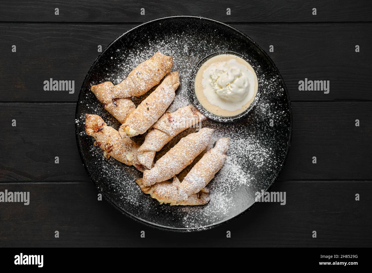Blick von oben auf ein Mini-Croissant mit Banane und Birne mit Eiscreme Stockfoto