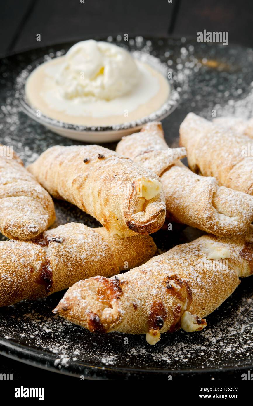 Nahaufnahme des Mini-Croissants mit Banane und Birne mit Eiscreme Stockfoto