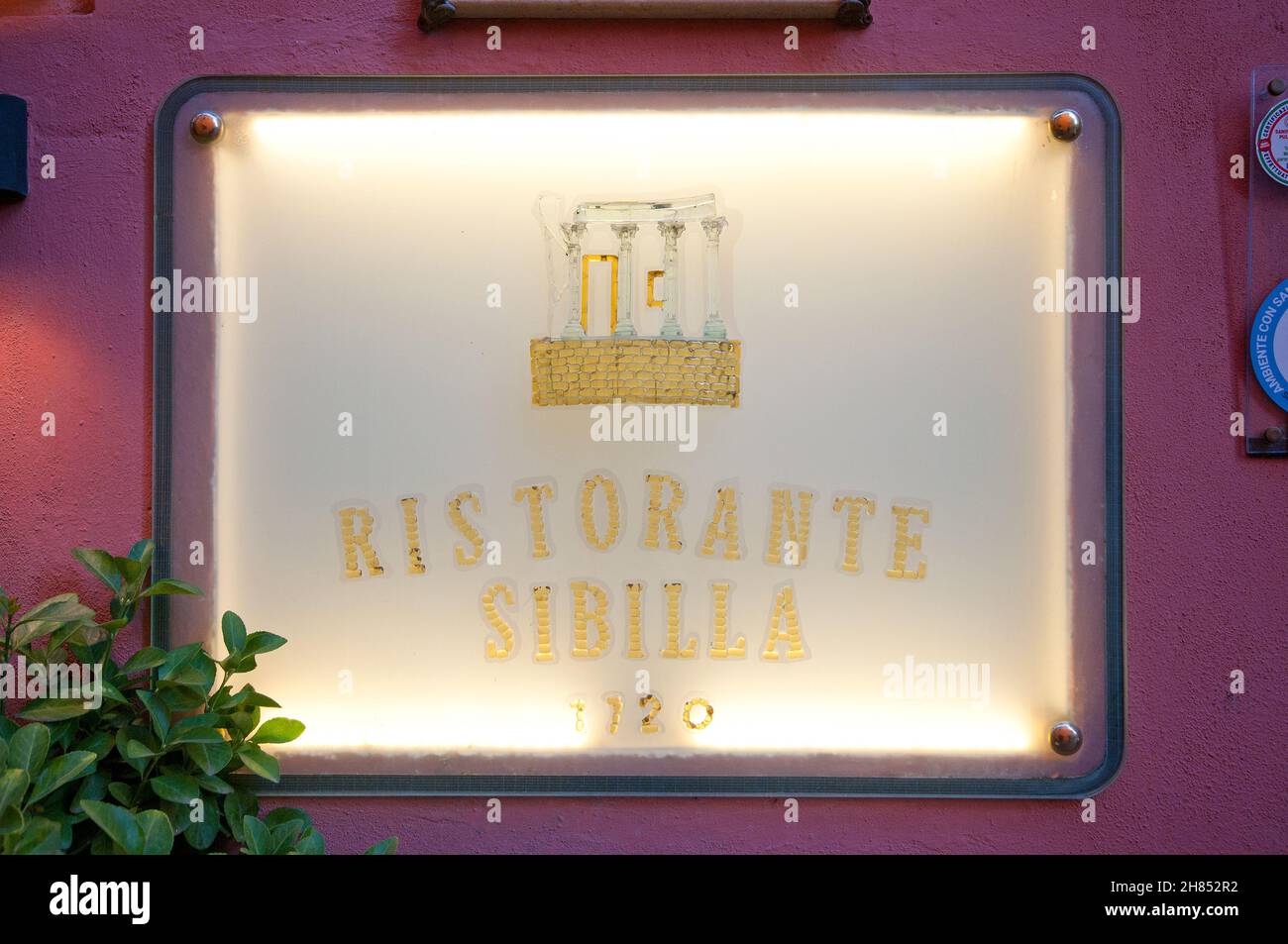 Beleuchtetes Schild des Sibilla Restaurants (seit 1720) in Tivoli, Latium, Italien Stockfoto